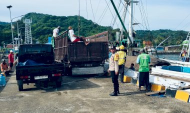 KP3-Laut-Reo-Laksanakan-Pengamanan-Aktivitas-Bongkar-Muat-di-Pelabuhan-Laut-Kelas-II-Reo