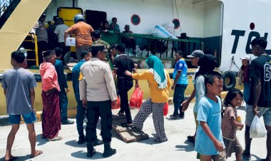 KP3-Laut-Pelabuhan-Reo-Laksanakan-Pengamanan-Kedatangan-dan-Keberangkatan-KM.-Sabuk-Nusantara-55