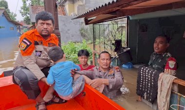 TNI-Polri-Bantu-Evakuasi-Korban-Banjir-1,5-Meter-yang-Mau-Cuci-Darah
