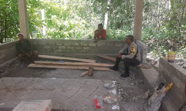 Himbauan-Kamtibmas-melalui-Patroli-dan-Sambang-oleh-Bripka-Semris-Bell,-Bhabinkamtibmas-Kecamatan-Reok-Barat