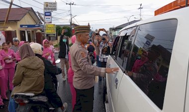 Polres-Manggarai-Bersama-Bhayangkari-Bagikan-Takjil-Gratis-Sambut-Bulan-Suci-Ramadhan