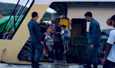 KP3-Laut-Polres-Manggarai-Laksanakan-Pengamanan-Kapal-Penumpang-di-Pelabuhan-Laut-Reo