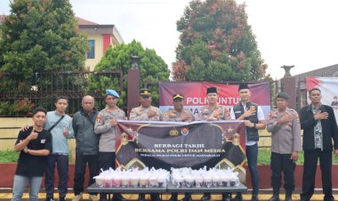Polres-Manggarai-Bersama-Media-Gelar-Aksi-Sosial-Pembagian-Takjil-Gratis