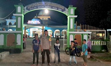 Anggota-Polsek-Reo-Amankan-Pelaksanaan-Sholat-Tarawih-Ramadan-1446-H-di-Kecamatan-Reok