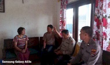 Wujud-Empati,-Sat-Binmas-Polres-Manggarai-Kunjungi-Korban-Kebakaran-Rumah-di-Karot.