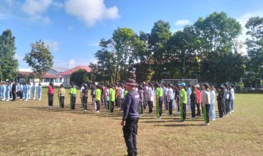 Kasat-Binmas-Polres-Manggarai-Pimpin-Latihan-PBB-bagi-Mahasiswa-UNIKA-St-Paulus-Ruteng