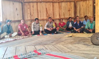 Bhabinkamtibmas-Sambangi-Rumah-Gendang-Pang-La’o,-Pererat-Tali-Silaturahmi