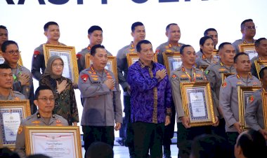 Menteri-Rini-Sampaikan-Apresiasi-Divisi-Humas-Polri-Atas-Penghargaan-Zona-Integritas