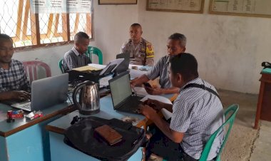 Bhabinkamtibmas-Lakukan-Sambang-Dan-Himbauan-Kamtibmas-Di-Kantor-Desa-Liang-Bua