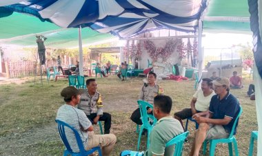 Patroli-dan-Sambang-Jelang-Resepsi-Pernikahan,-Bhabinkamtibmas-Himbau-Pentingnya-Menjaga-Kamtibmas