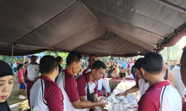 *“Polri-untuk-Masyarakat”:-Polda-NTT-Bagikan-Makanan-&-Cemilan-Gratis-di-CFD-Kupang.*