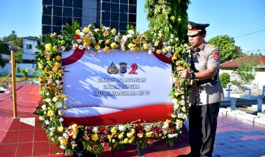 Ziarah-di-Taman-Makam-Pahlawan,-Kapolda-NTT-Pimpin-Upacara-dalam-Rangka-HUT-Bhayangkara-ke-79