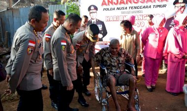 Polri-Untuk-Masyarakat,-Kapolda-NTT-Irjen-Pol.-Rudi-Darmoko-Berikan-Bantuan-Kursi-Roda-Untuk-Anggota-yang-Derita-Penyakit-Menahun