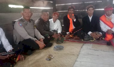 Polri-Hadir-Amankan-Ritual-Adat-“Roko-Molas-Poco”-Di-Desa-Bulan
