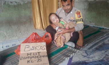 Bhabinkamtibmas-Reok-Barat-Hadir-Meringankan-Warga-Yang-Kurang-Mampu-dan-Disabilitas