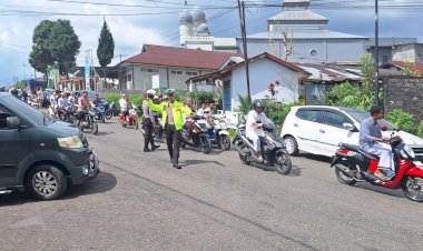 Satuan-Lalu-Lintas-Memberikan-Pelayanan-Pengamanan-Kepada-Umat-Yang--Beribadah-Sholat-Jumat
