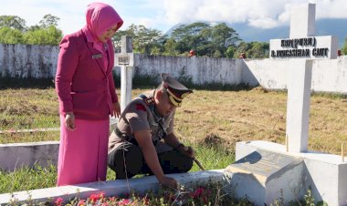 Upacara-Ziarah-Rombongan-Di-TMP-Lalong-Tana-Dalam-Rangka-Hut-Bhayangkara-Ke-79