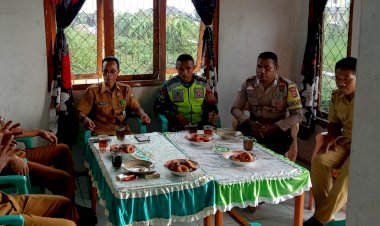 Bhabinkamtibmas-Kecamatan-Satarmese-Barat-Gelar-Diskusi-Kamtibmas-Bersama-Pemerintah-Desa-Dan-Tenaga-Kesehatan