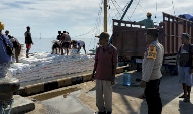 KP3-Laut-Reo-Laksanakan-Pengamanan-Aktivitas-Bongkar-Muat-di-Pelabuhan-Laut-Kelas-II-Reo
