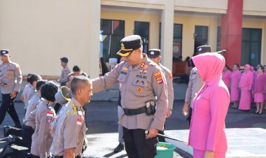Tradisi-Siraman-Air-Kembang-Warnai-Upacara-Kenaikan-Pangkat-Personil-Polres-Manggarai-dan-Brimob-Kompi-2-Yon-B-Pelopor
