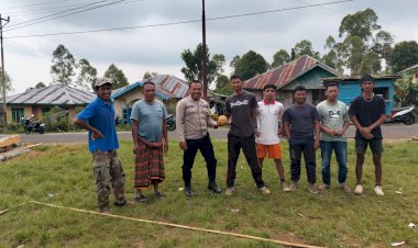 Bhabinkamtibmas-Kecamatan-Ruteng-Berikan-Bantuan-Bola-Takraw-Kepada-Para-Pemuda