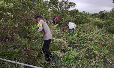 Gotong-Royong-Bhabinkamtibmas-Kec.-Satarmese-Barat-Dukung-Pembukaan-Lahan-Pertanian
