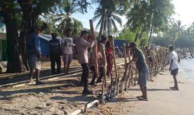 Bhabinkamtibmas-&-Babinsa:-Gotong-Royong-Cegah-Abrasi-di-Kelurahan-Wangkung