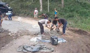 Bhabinkamtibmas-Reok-Barat-Bergotong-Royong-Bersama-Warga-Perbaiki-Jalan-Rusak-Di-Kampung-Rumung