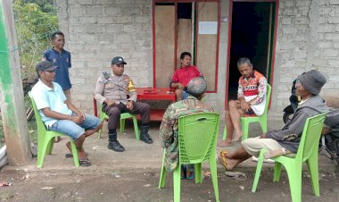 Bhabinkamtibmas-Satarmese-Barat-Sambangi-Tokoh-Masyarakat,-Bahas-Harkamtibmas-di-Watudali