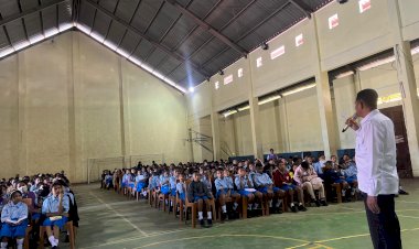 Kasat-Resnarkoba-Polres-Manggarai-Berikan-Materi-Tentang-Bahaya-Narkoba-Pada-Kegiatan-MPLS