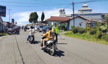 Satuan-Lalu-Lintas-Menjaga-Kekhusyukan-Ibadah-Sholat-Jumat-di-Tengah-Masyarakat