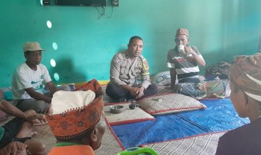 Aipda-Kornelius-Jemarus-Dekatkan-Diri-dengan-Warga-Kampung-Garang,-Sampaikan-Edukasi-dan-Himbauan-Kamtibmas