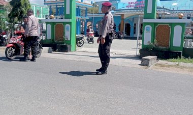 Sinergi-Polri-dan-Masyarakat,-Pengamanan-Sholat-Jumat-Berlangsung-Kondusif
