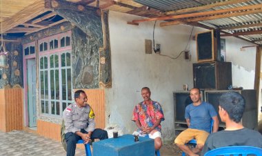 Bhabinkamtibmas-Pantau-Tanah-Sengketa-Di-Desa-Pong-La’O-Untuk-Cegah-Konflik-Saat-Ritual-Adat