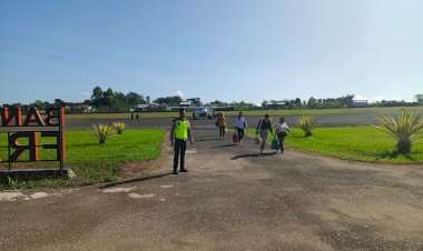 Pengamanan-Penerbangan:-Pospol-KP3-Udara-Amankan-Kedatangan-dan-Keberangkatan-Pesawat-di-Bandara-Frans-Sales-Lega