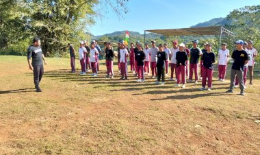 Bentuk-Karakter-dan-Nasionalisme,-Bhabinkamtibmas-Desa-Golowoi-Latih-Paskibraka