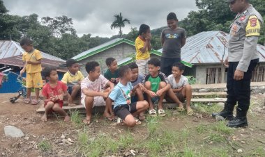 Jalin-Kedekatan,-Bhabinkamtibmas-Ajak-Anak-anak-Dusun-Lancang-Berinteraksi-Positif