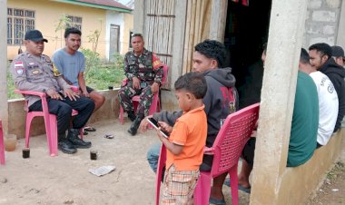 Bangkitkan-Nasionalisme,-Bhabinkamtibmas-dan-Babinsa-Ajak-Pemuda-Nggepis-Kibarkan-Merah-Putih