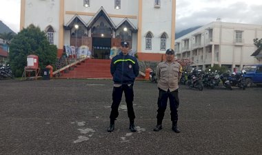 Wujud-Pelayanan,-Bhabinkamtibmas-Hadir-di-Misa-Jenazah-RD.-Herman-Ando