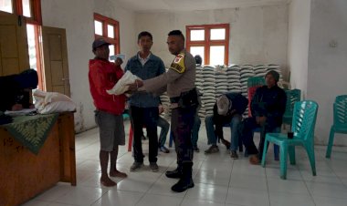 Pembagian-Beras-Ketahanan-Pangan-Bhabinkamtibmas-Turut-Hadir-Dan-Membantu-Pelaksanaan