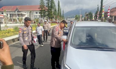 Semarak-Kemerdekaan,-Polres-Manggarai-Gelar-Aksi-Bagi-Bagi-Bendera