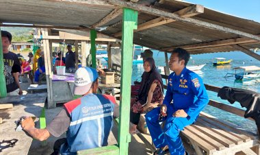 Dekatkan-Diri-dengan-Warga-Pesisir,-Satpolairud-Gelar-Patroli-Sambang