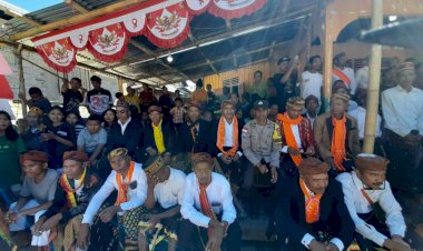 Bhabinkamtibmas-Monitor-Acara-Adat,-Pastikan-Keamanan-Dan-Kelancaran