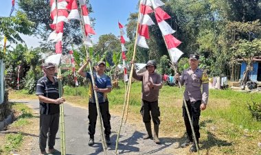 Bhabinkamtibmas-Langke-Rembong-Bersama-Lurah-dan-Warga-Serentak-Pasang-Atribut-Kemerdekaan
