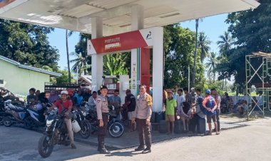 Bhabinkamtibmas-melaksanakan-Pemantauan-SPBU,-Pastikan-Stok-dan-Layanan-Aman