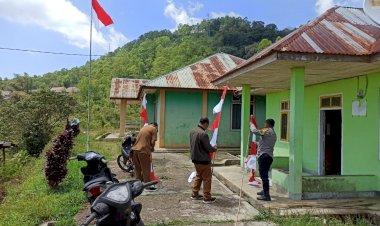 Bhabinkamtibmas-Ajak-Warga-Pasang-Bendera-Merah-Putih-Sambut-HUT-RI-ke-80