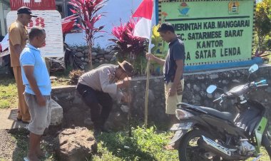 Sambut-HUT-RI-ke-80,-Bhabinkamtibmas-Bersama-Pemdes-Satar-Lenda-Hias-Desa-dengan-Gapura-dan-Umbul-Umbul