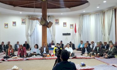Ritus-Adat-Teing-Hang-Jelang-HUT-RI-ke-80-Pemda-Manggarai-Berlangsung-Khidmat