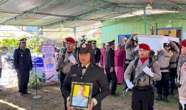 Upacara-Pemakaman-Kedinasan-Almarhum-Aipda-Marianus-Sarmin-Berlangsung-Khidmat-dan-Penuh-Hormat