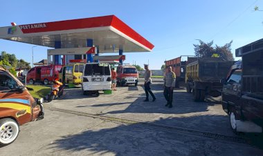 Sinergi-Bhabinkamtibmas-dan-Lantas:-Tertibkan-Arus-Lalin-di-SPBU-Carep